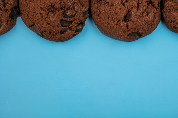 Photo gratuite vue rapprochée de biscuits brownie au beurre d'arachide sans farine sur fond bleu avec copie espace