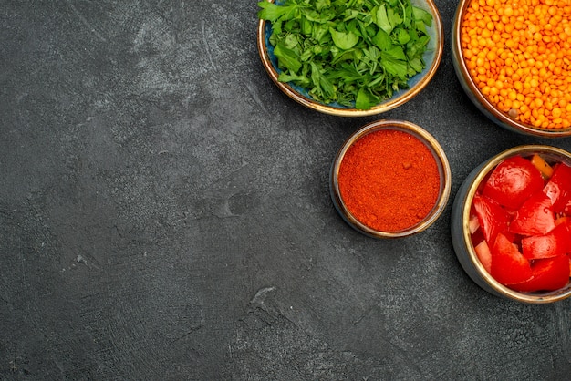 Vue rapprochée des bols de lentilles d'herbes de lentilles tomates épices