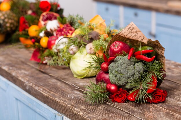 Vue rapprochée de bouquets comestibles lumineux et colorés. Fruits et légumes de saison dans des compositions originales.