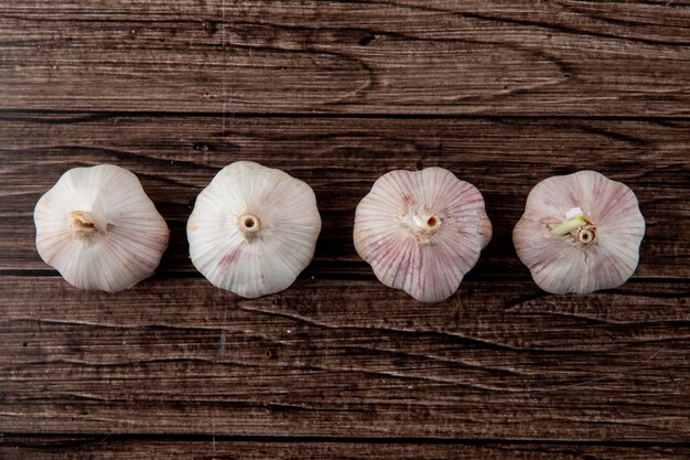 Vue rapprochée des bulbes d'ail sur fond de bois avec espace copie