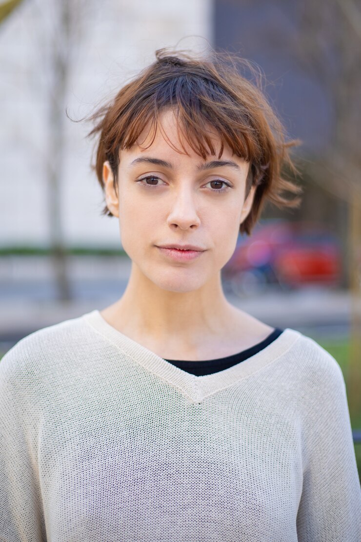 Photo gratuit vue rapprochée de calme jeune femme dans la rue