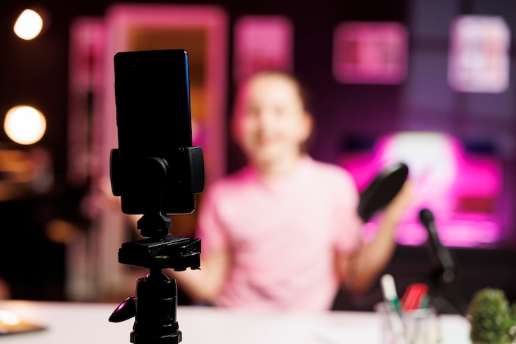 Photo gratuit vue rapprochée d'une caméra de smartphone d'enregistrement professionnelle utilisée par une star d'internet de la génération z pour faire un flux en direct