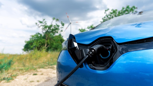 Vue rapprochée d'un chargeur branché sur une voiture électrique