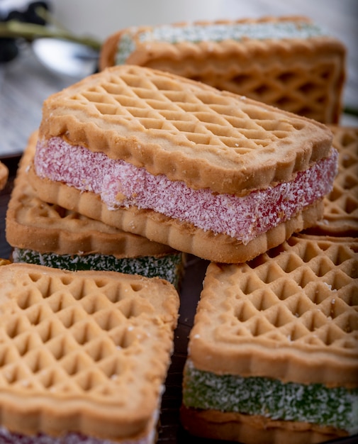 Vue rapprochée de cookies avec garniture de baies de marmelade