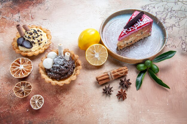 Vue rapprochée de côté une assiette de gâteau de gâteau aux agrumes cannelle anis étoilé cupcakes