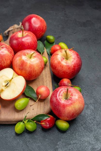 Vue rapprochée de côté fruits fruits baies avec des feuilles sur le bord à côté des agrumes