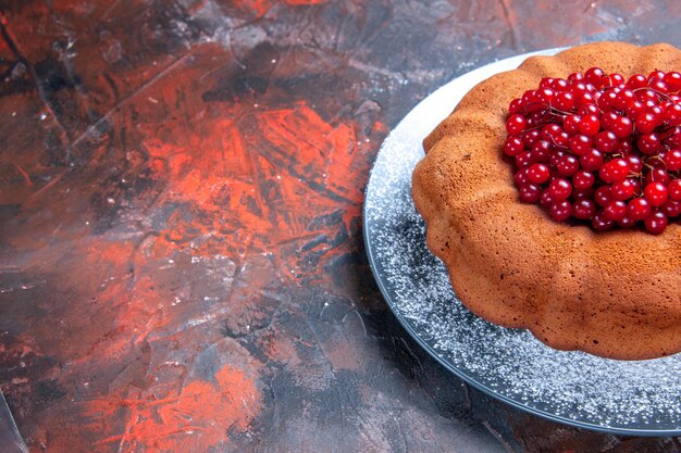 Vue rapprochée de côté gâteau savoureux gâteau savoureux avec des baies sur la plaque grise