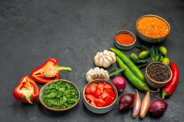 Vue rapprochée de côté légumes lentilles oignon ail herbes épices piments forts tomates poivrons