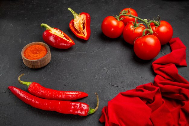 Vue rapprochée de côté légumes piments épicés poivrons rouges tomates nappe