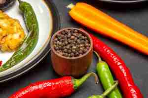 Photo gratuite vue rapprochée de côté légumes poivre noir piments forts légumes rôtis