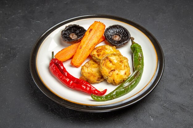 Vue rapprochée de côté légumes rôtis les carottes rôties appétissantes champignons piments forts