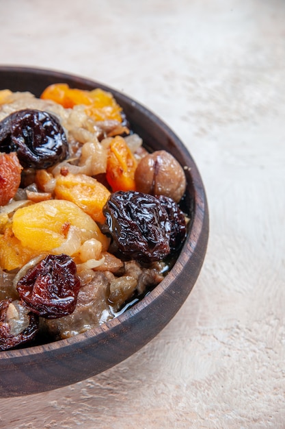 Vue rapprochée de côté pilaf pilaf de riz châtaignes fruits secs sur la table