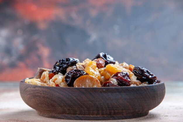 Vue rapprochée de côté pilaf un riz appétissant aux châtaignes sur la table