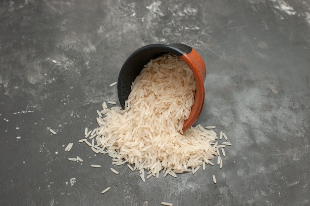 Photo gratuite vue rapprochée de côté riz brun-noir bol de riz sur la table