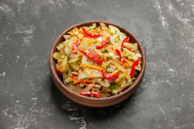 Vue rapprochée de côté saladier de salade de légumes sur la table