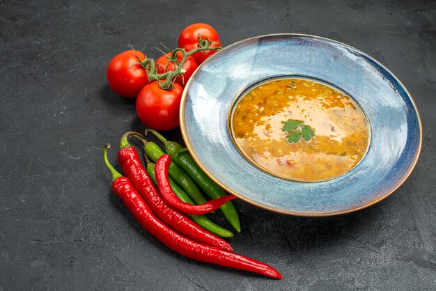 Vue rapprochée de côté soupe aux lentilles soupe aux lentilles piments forts les tomates appétissantes avec pédicelles