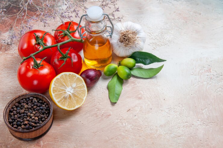 Photo gratuit vue rapprochée de côté tomates oignon ail citron tomates poivre noir agrumes