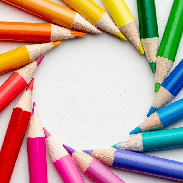 Photo gratuite vue rapprochée de crayons colorés