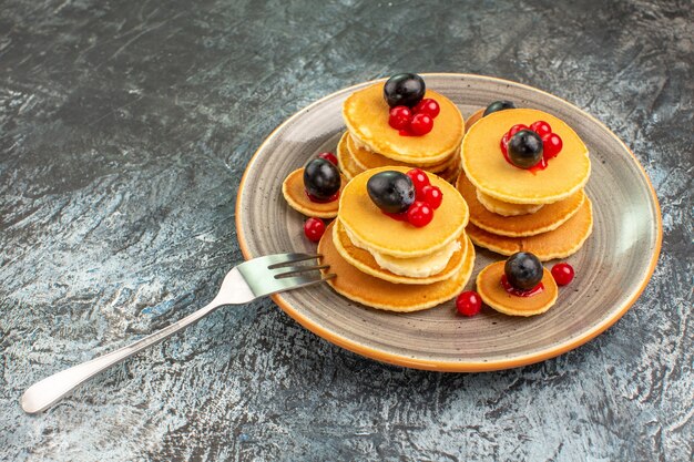 Vue rapprochée de crêpes aux fruits dans une assiette brune