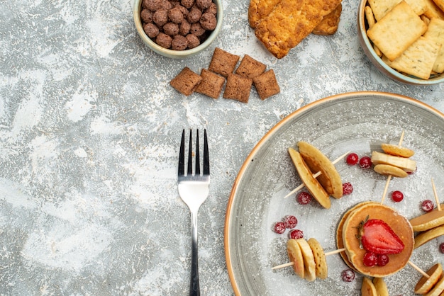 Vue rapprochée de délicieuses crêpes au chocolat et biscuits sur bleu