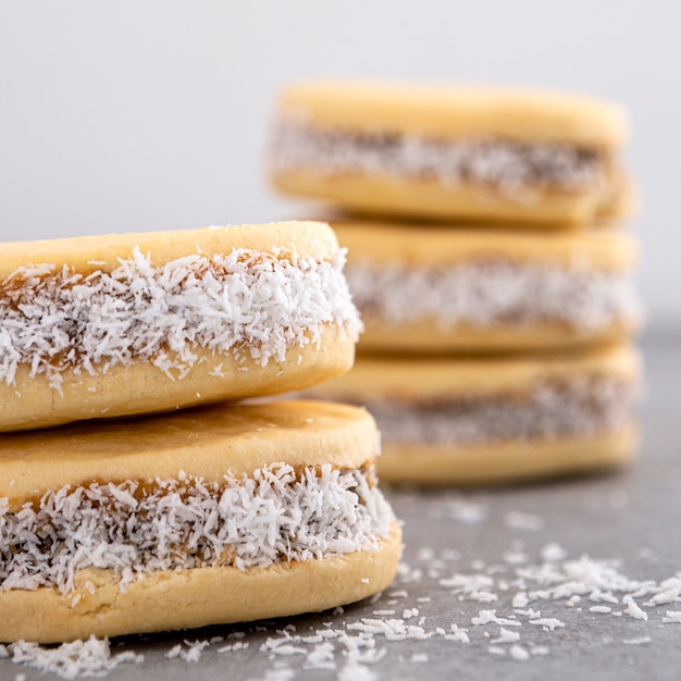 Photo gratuite vue rapprochée de délicieux biscuits alfajores