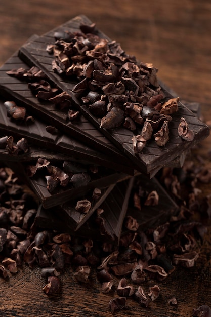Vue rapprochée de délicieux chocolat sur table en bois