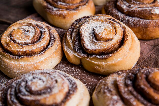 Vue rapprochée de délicieux petits pains à la cannelle