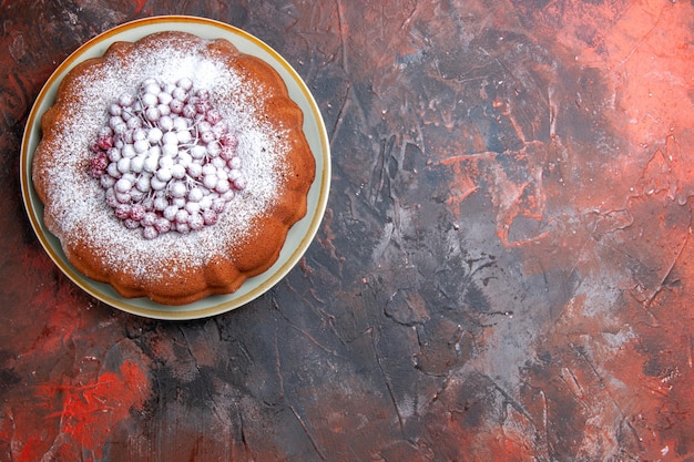 Vue rapprochée de dessus un gâteau aux baies un gâteau appétissant aux groseilles rouges et au sucre