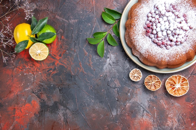 Vue rapprochée de dessus un gâteau un gâteau aux groseilles rouges agrumes feuilles branches