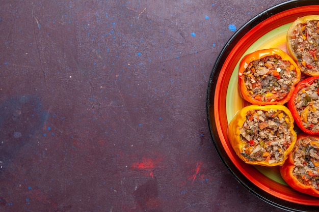 Vue rapprochée de dessus de poivrons cuits avec de la viande hachée sur fond gris foncé nourriture repas de légumes dolma boeuf