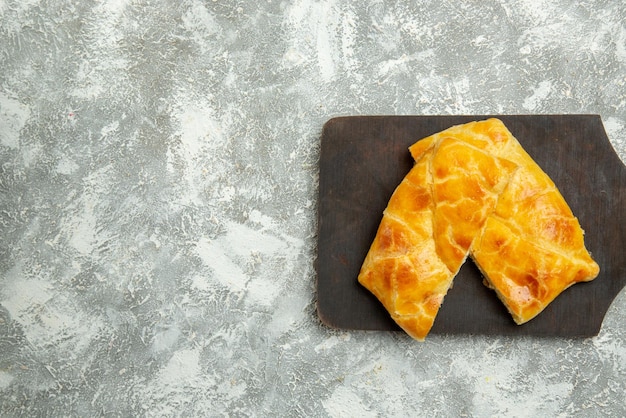 Vue rapprochée de dessus des tartes appétissantes tartes appétissantes sur la planche de la cuisine sur la table grise