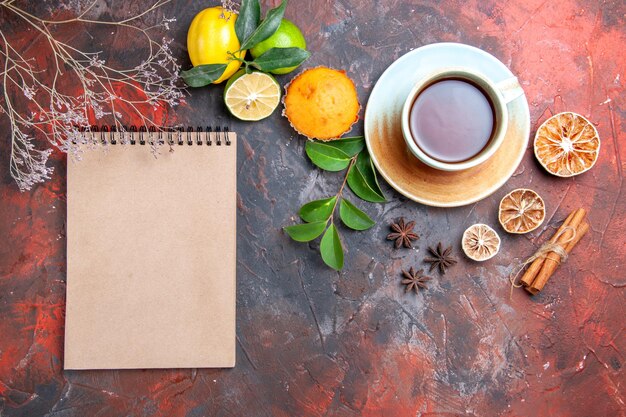 Vue rapprochée de dessus une tasse de thé cupcake une tasse de thé noir citron anis étoilé cannelle cahier