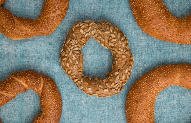 Vue rapprochée du bagel turc sur fond bleu