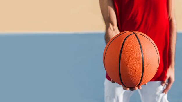 Vue rapprochée du ballon de basket avec espace copie