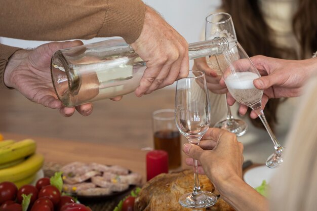 Vue rapprochée du champagne et du verre