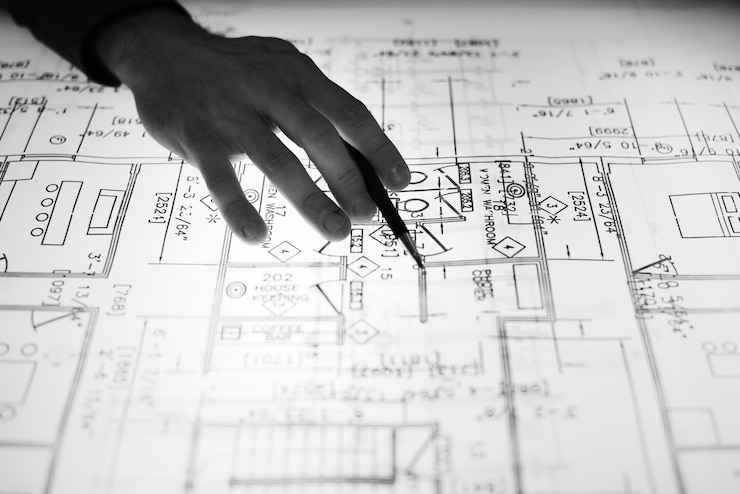 Photo gratuit vue rapprochée du concepteur travaillant sur une mise en page