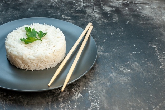 Vue rapprochée du délicieux repas de riz sur la plaque