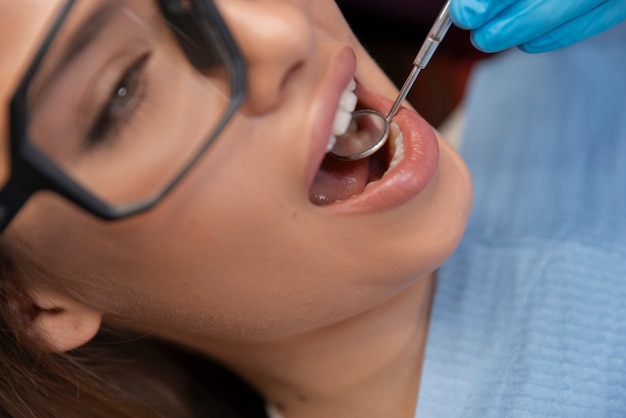 Photo gratuite vue rapprochée du dentiste utilisant des instruments