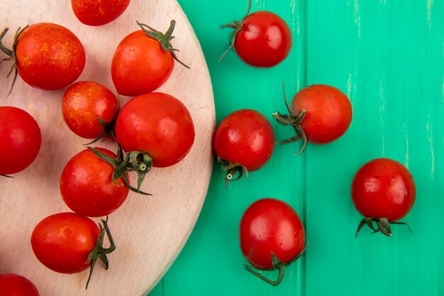 Vue rapprochée du modèle de tomates sur une planche à découper sur une surface verte