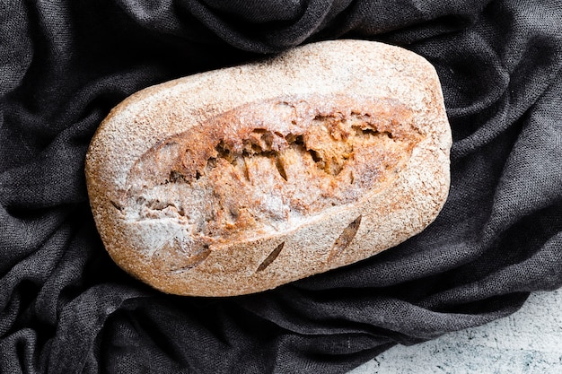 Photo gratuite vue rapprochée du pain sur un drap noir
