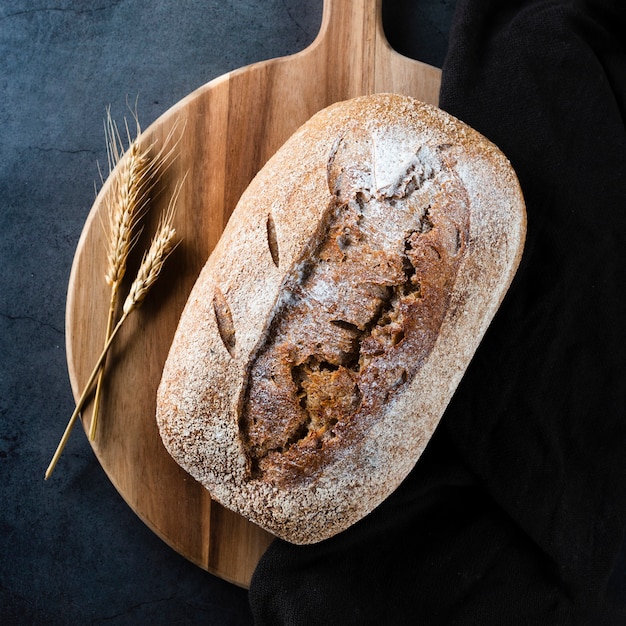 Photo gratuite vue rapprochée du pain et du blé sur le hachoir