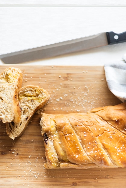 Photo gratuite vue rapprochée du pain sur le hachoir sur tableau blanc