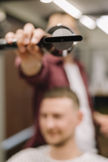 Photo gratuite vue rapprochée du sèche-cheveux avec image floue