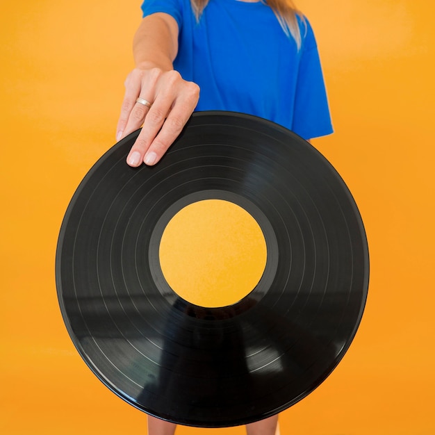 Photo gratuite vue rapprochée du vinyle et de la femme