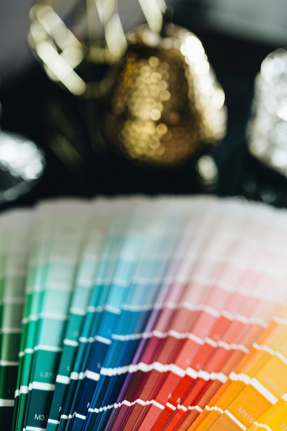 Vue rapprochée d'un échantillon de couleur sur une table