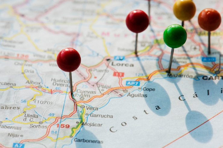Photo gratuit vue rapprochée des épingles sur la carte planifiant le voyage