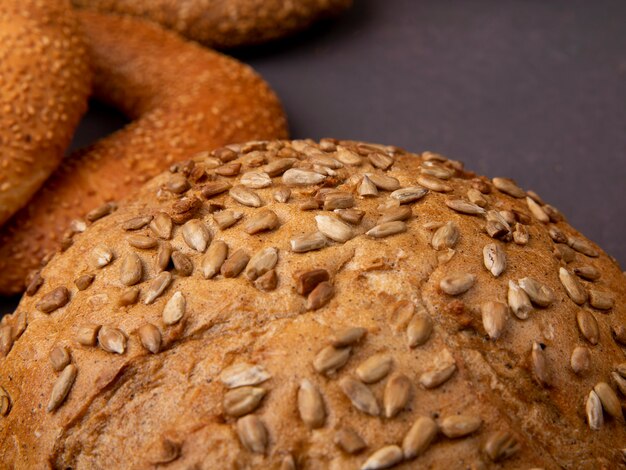 Vue rapprochée d'épis bruns avec des bagels sur fond marron avec copie espace