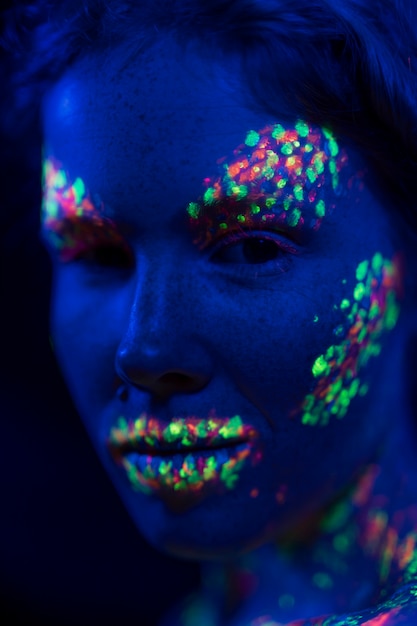 Vue rapprochée de femme avec du maquillage fluorescent