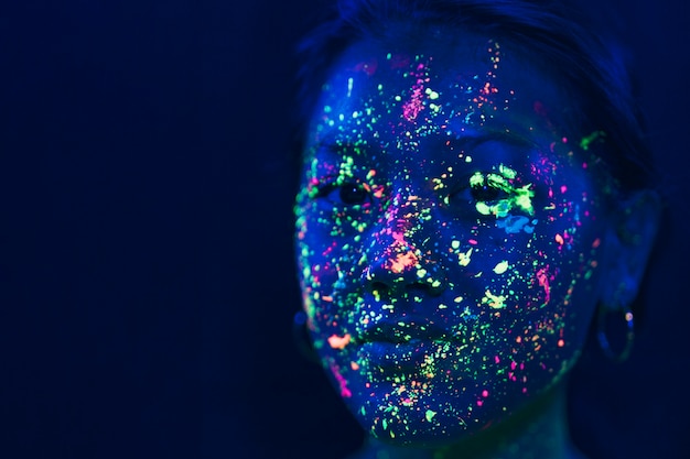 Vue rapprochée de femme avec du maquillage fluorescent