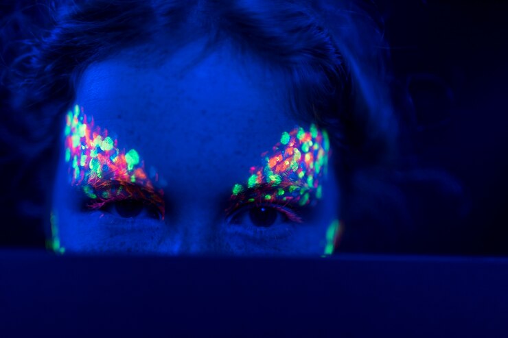 Photo gratuit vue rapprochée de femme avec du maquillage fluorescent